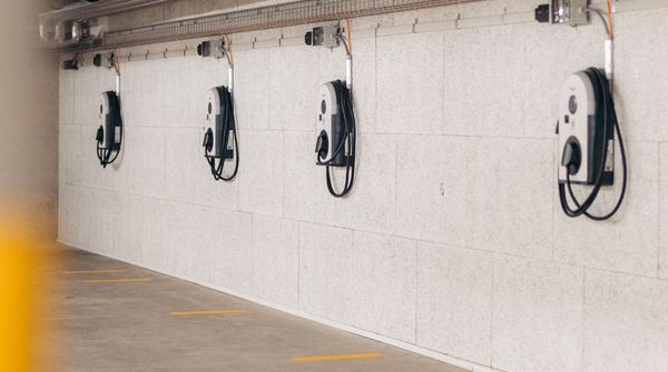 Mehrere Ladestationen für Elektroautos in der Garage eines Mehrfamilienhauses.