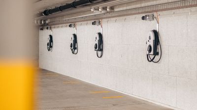Mehrere Ladestationen für Elektroautos in der Garage eines Mehrfamilienhauses.
