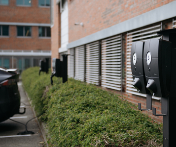 Parkplatz mit Ladesäulen