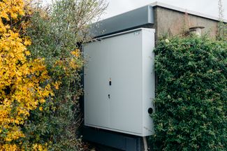 zentrale Verteilkabine, in der alle erforderlichen Einrichtungen wie Energiezähler, Energiemanagementsystem und Sicherungen integriert sind