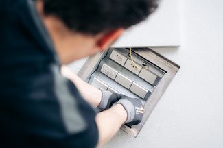 Mitarbeiter bei Installationsarbeiten